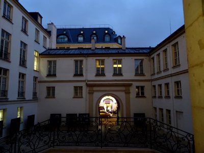 Cour intérieure de la chapelle de l'Épiphanie des Missions… 
