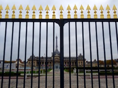 Détail de la grille, pointes dorées, de l'Ecole Militaire,… 