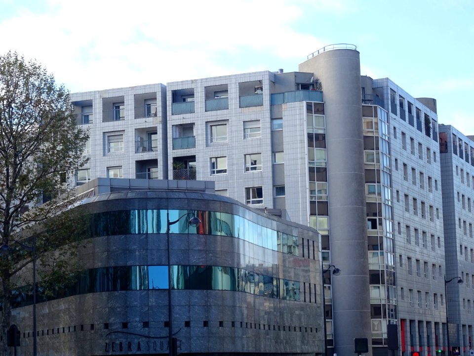 Façade toute en courbes de l'Hôtel Zebra Square, 3 rue de … 