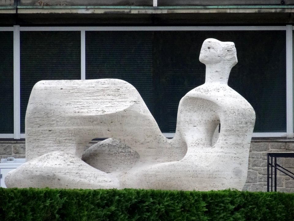 Sculpture Reclining Figure de Henry Moore, située près d… 