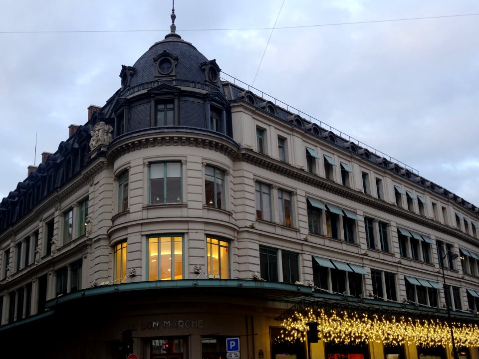 Immeuble et éclairage Le Bon Marché, 24 rue de Sèvres, 7… 