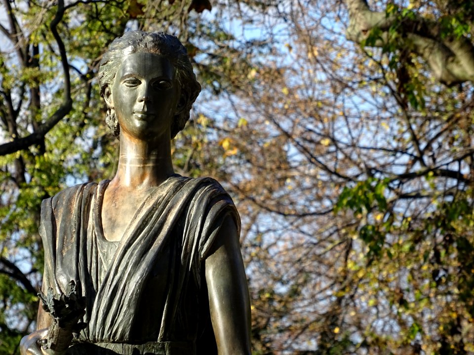 Une statue d'une femme : Monument des Droits de l'Homme, d… 