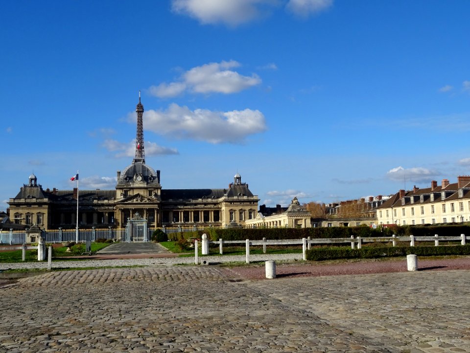 Grille et Ecole Militaire, Tour Eiffel, vus depuis l'avenu… 