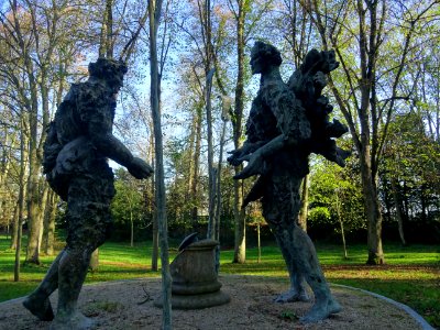 Statues de deux géants, Le Défi du Soleil par Gérard Gar… 