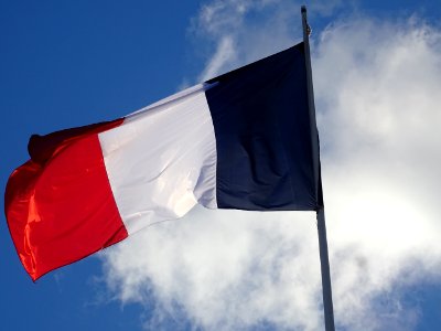 Drapeau français au sommet de la façade nord de l'Hôtel-de… 