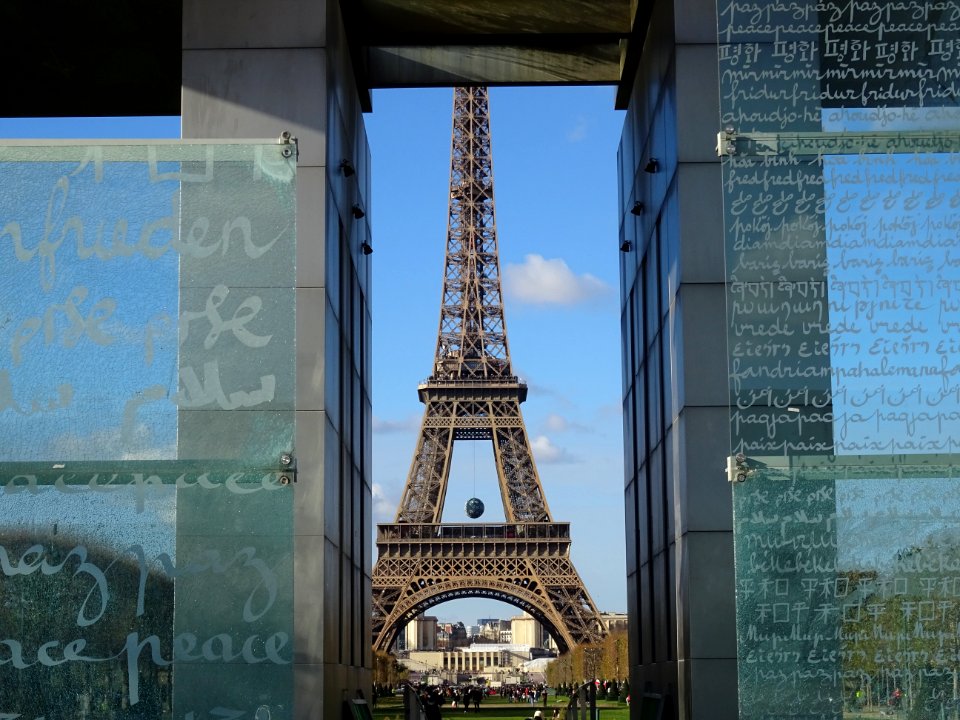 Monument Mur pour la Paix et Tour Eiffel, Champ-de-Mars,… 