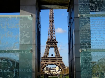 Monument Mur pour la Paix et Tour Eiffel, Champ-de-Mars,… 