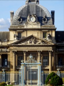 Grille et Ecole Militaire, vus depuis l'avenue de Lowendal… 