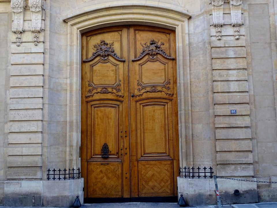 Porte d'un hôtel particulier, l'Hôtel d'Avaray, au 85 rue … 