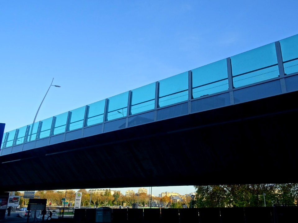Bleu sur le ciel bleu : le viaduc de Saint-Coud qui porte … 
