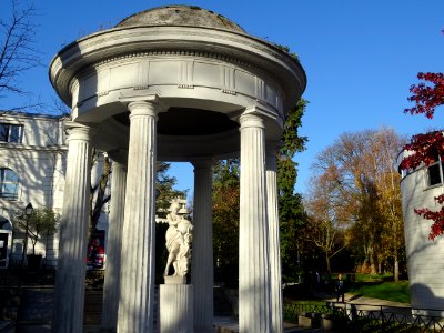 Statue dans le jardin du Musée des Avelines, 60 rue Gounod… 