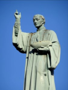 Statue au sommet de l'église Saint-Romain de Sèvres, 1 rue… 