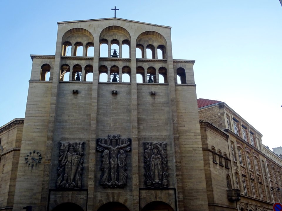 Fronton de l'église Saint-Ferdinand-des-Ternes, à l'angle … 