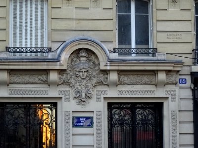 Sculpture au 89 rue de Courcelles, 17e arr., Paris photo