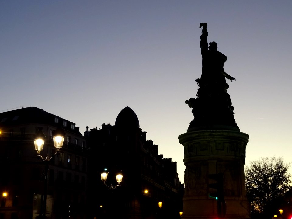 Monument du maréchal Moncey, un groupe en bronze haut de… 