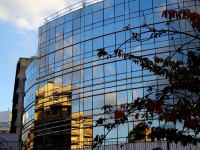 Réflexions dans l'immeuble Renault, au 74 et 76 rue de Sèv… 