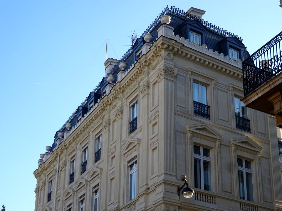 Immeuble à l'angle de la rue de Tilsitt et de l'Avenue de … 