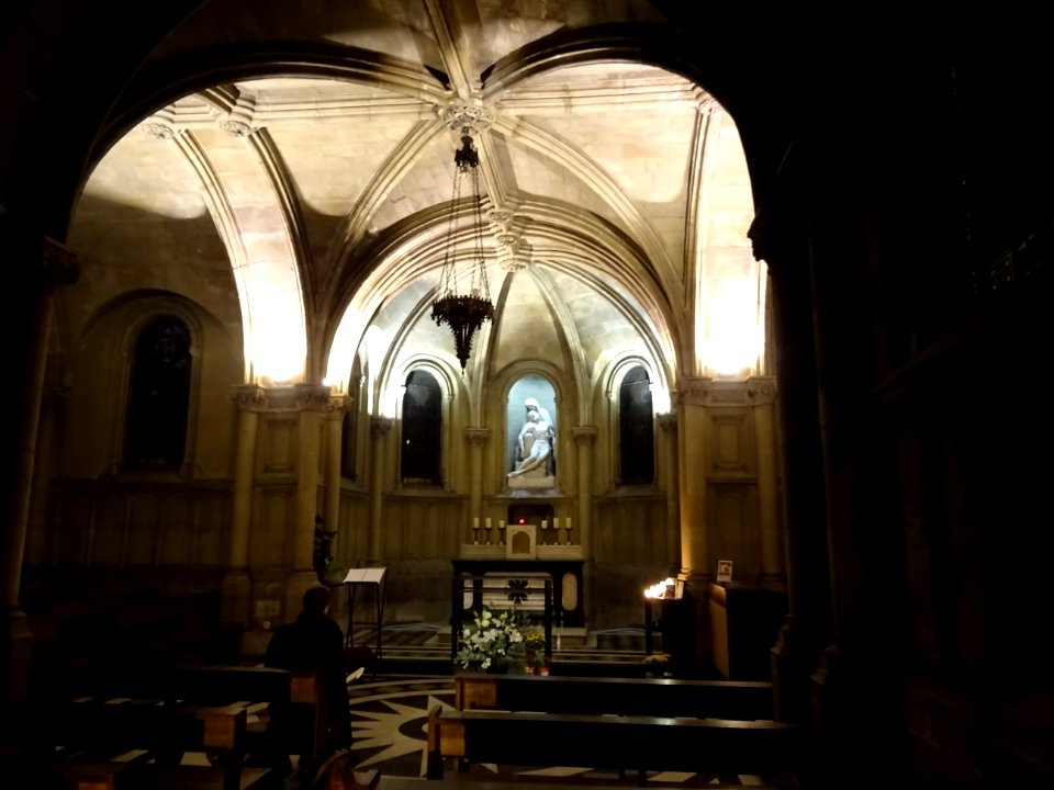 Nef, église Notre-Dame-de-Compassion de Paris, place du Gé… 