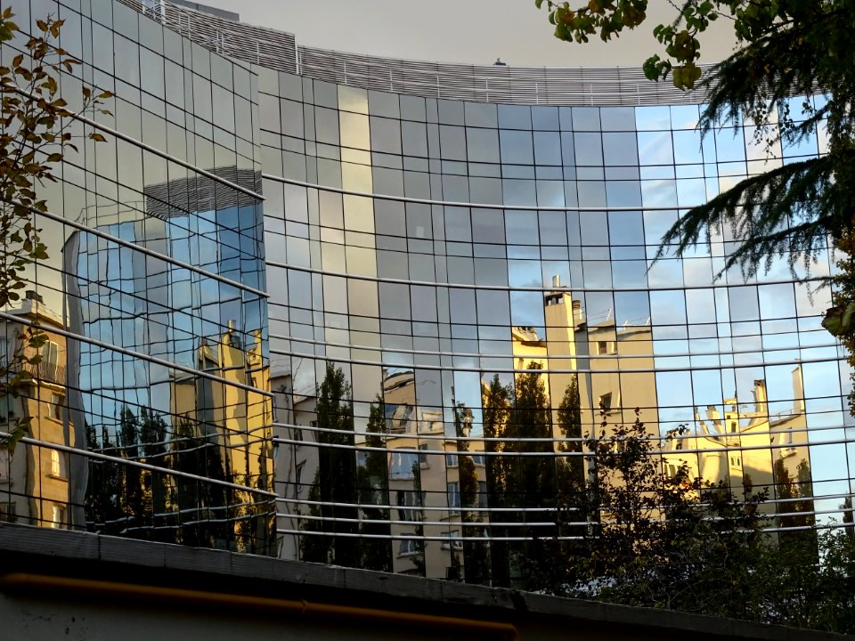 Réflexions dans l'immeuble Renault, au 74 et 76 rue de Sèv… 