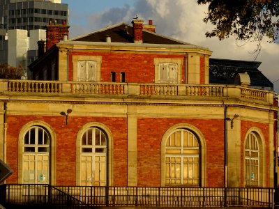 La gare SNCF du Pont de Sèvres, entre Sèvres et Boulogne, … 