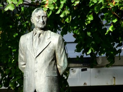 Statue en pied de Robert Schuman dans le square Robert-Sch… 
