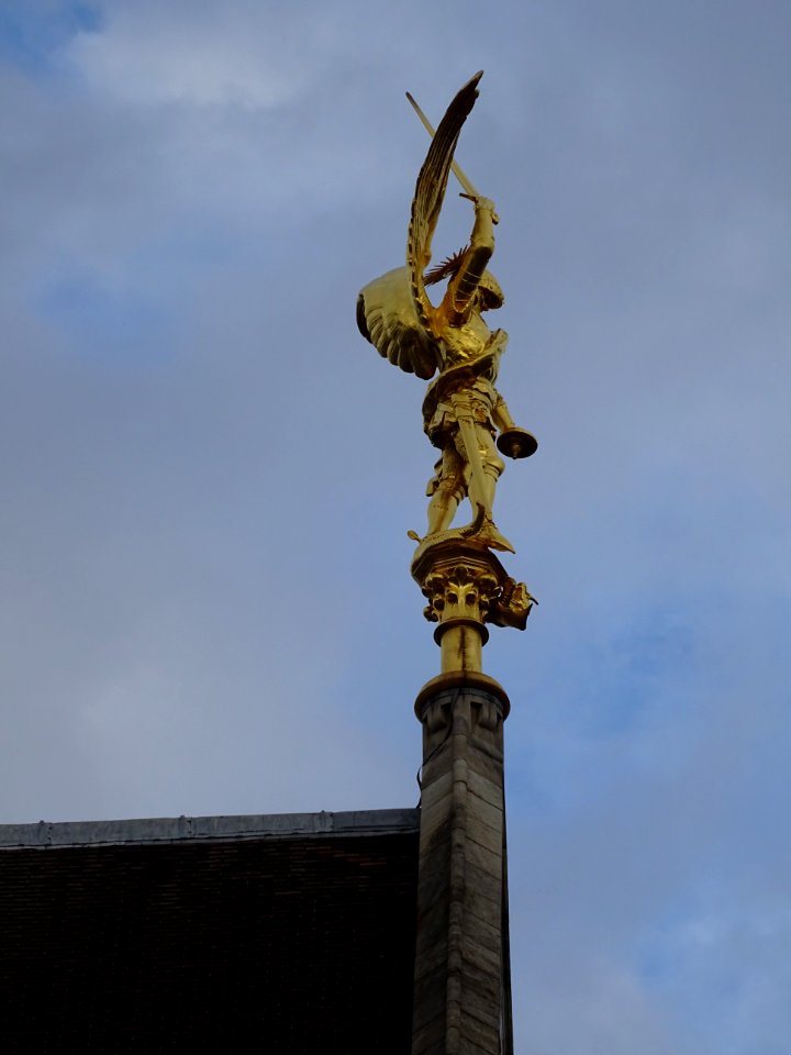 Sculpture au sommet du clocher de l'église Saint-Michel de… 