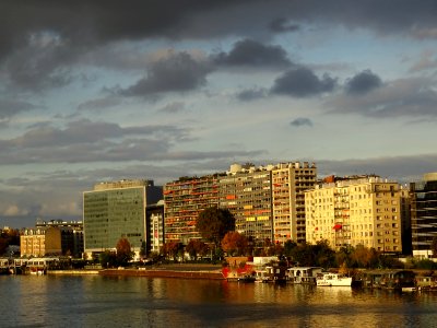 Immeubles de bureaux et d'habitations, la Seine, à Boulogn… 