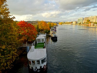 Couleurs de l'automne, péniches sur la Seine, à Boulogne 