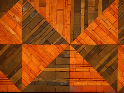 Mosaïque de briquettes, sous le tunnel piétionnier de la P… 