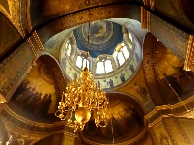 Plafond, dôme et lustre, de la cathédrale Saint-Alexandre-… 