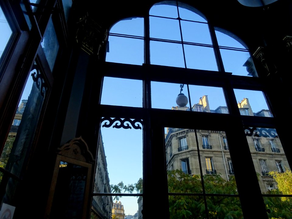 A travers les vitres à l'entrée de la cathédrale Saint-Ale… 