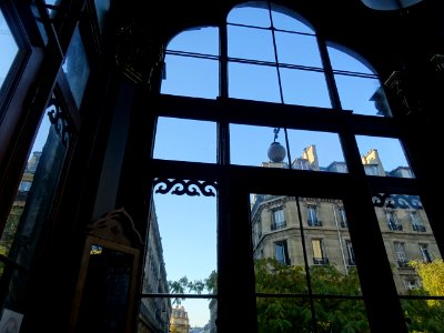 A travers les vitres à l'entrée de la cathédrale Saint-Ale… 