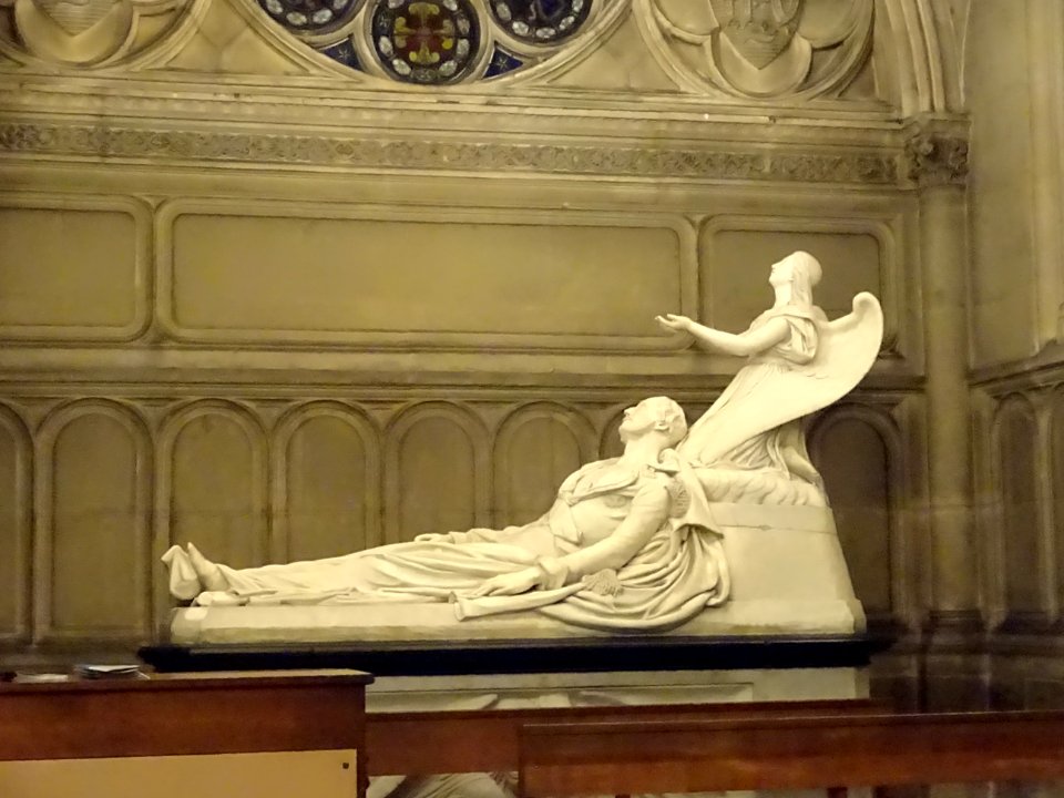 Statue, église Notre-Dame-de-Compassion de Paris, place du… 