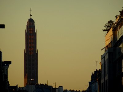 Clocher de l'église Sainte-Odile de Paris dans la lumière … 