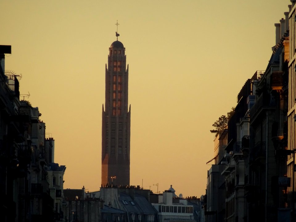 Clocher de l'église Sainte-Odile de Paris dans la lumière … 