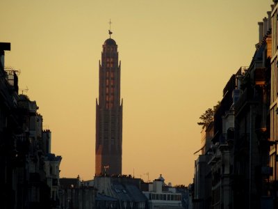 Clocher de l'église Sainte-Odile de Paris dans la lumière … photo