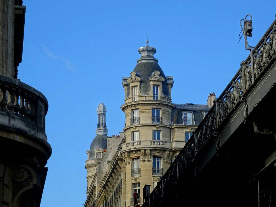 Immeuble et tourelles, au dessus du Pont Bir-Hakeim, limit… 