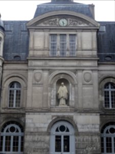 Cour attenant à la Chapelle Saint-Vincent-de-Paul, 95 rue … 