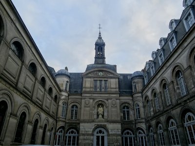 Cour attenant à la Chapelle Saint-Vincent-de-Paul, 95 rue … 