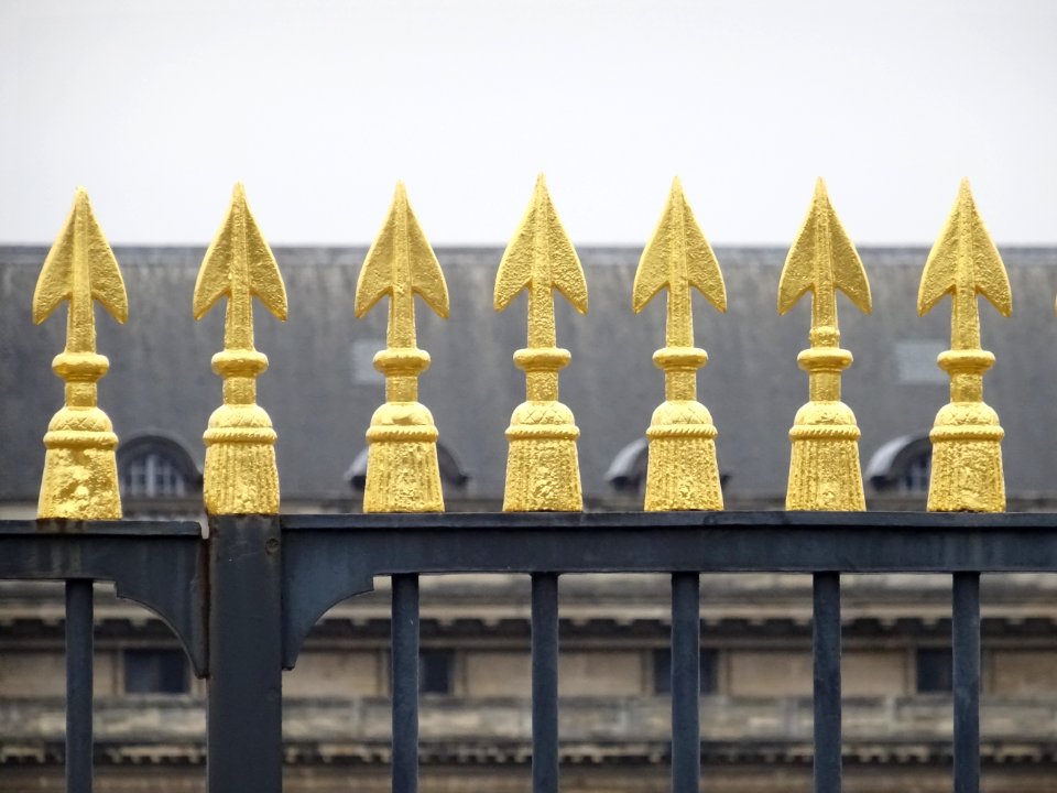 Détail de la grille, pointes dorées, de l'Ecole Militaire,… 