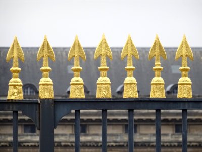 Détail de la grille, pointes dorées, de l'Ecole Militaire,… 