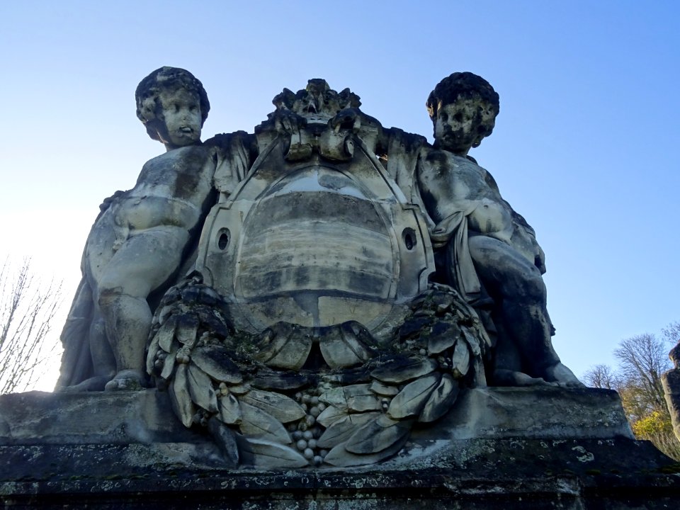 Statues de deux anges par Diebolt, Jardin bas, Parc de Sai… 
