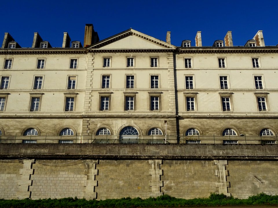 Caserne dans la partie basse du Parc de Saint-Cloud 