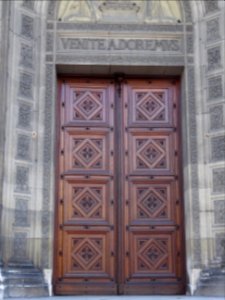 Porte de l'Eglise Saint-François-Xavier, place du Présiden… 
