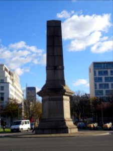 Monument aux morts au centre de la place de Fontenoy, 7e a… 
