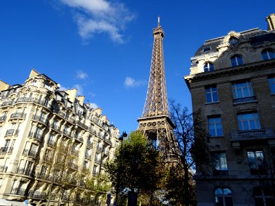 Tour Eiffel dans le ciel bleu, prise de l'avenue de Suffre… 