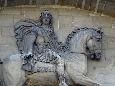 Entrée de l'Hôtel-des-Invalides, statue équestre de Ludovi… 