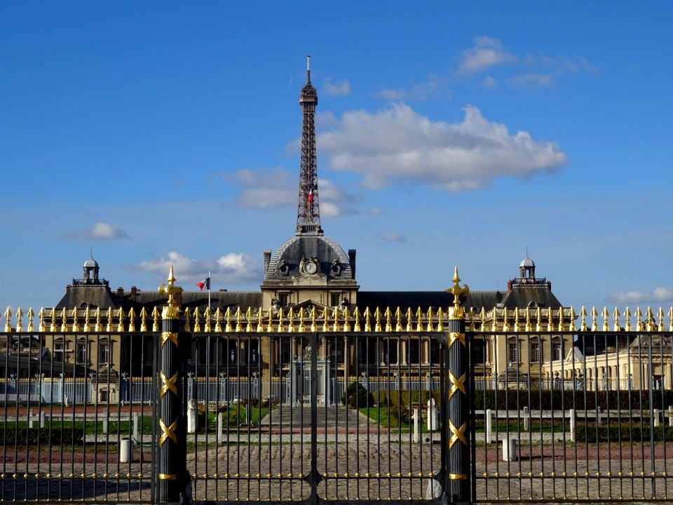 Grille et Ecole Militaire, Tour Eiffel, vus depuis l'avenu… 