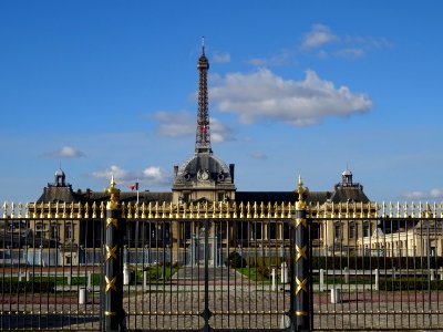 Grille et Ecole Militaire, Tour Eiffel, vus depuis l'avenu… 