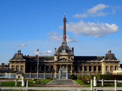 Grille et Ecole Militaire, Tour Eiffel, vus depuis l'avenu… 